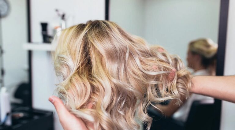 Mèches ou balayage pour cacher ses cheveux blancs : que choisir?