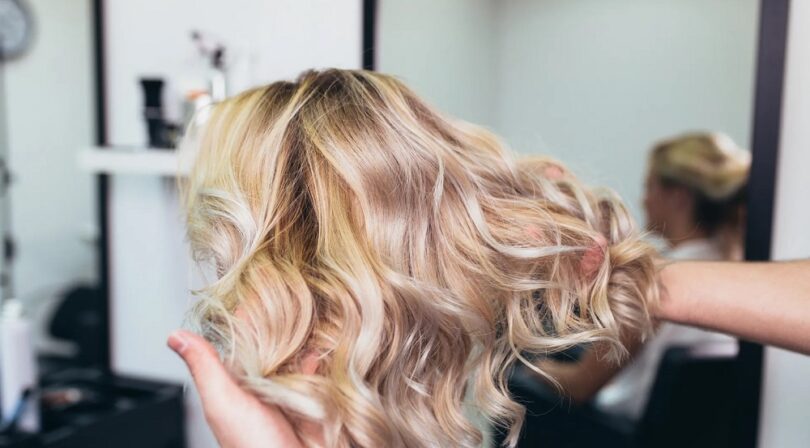 Mèches ou balayage pour cacher ses cheveux blancs : que choisir?